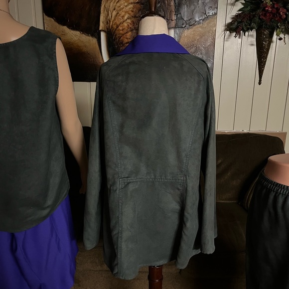 Dianaira • Size 12 • 4 Piece Outfit • Blazer/Blouse/Pants/Skirt • Purple/Gray - Picture 11 of 16